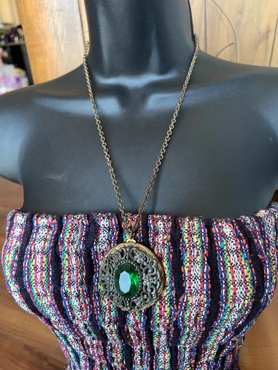 Vintage Ornate hinged Locket with Emerald Green Stone Necklace Pendant! - Picture 2 of 7